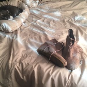 Tom’s Suede Wedges